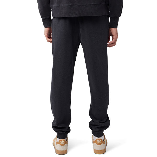 Lifestyle image of model wearing Fox Racing Wordmark Joggers in Black, SKU 33146-001, paired with oversized sweatshirt