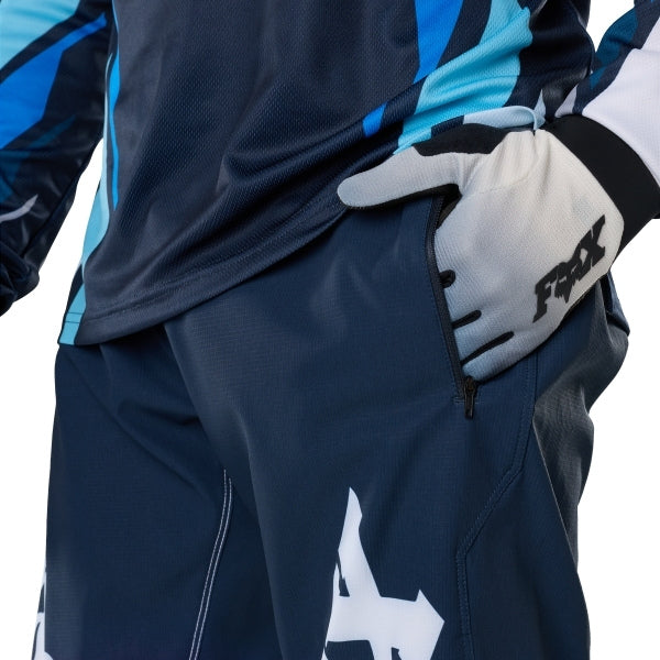 Fox Racing Ranger Foundry Pants (MTB) in Midnight, close-up of the ratcheting waist closure, with the ratcheting waist adjuster, stretch yoke, shaped hip panel, and reinforced knee or thigh material. Available options—Color: Midnight, Sage; Size: 28, 30, 32, 34, 36, 38, 40. SKU 40174-329-34. UPC 198571116913.