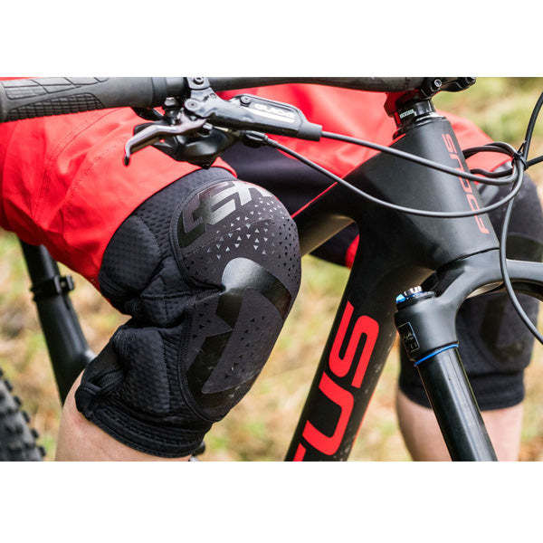 Studio product image of Leatt, 3DF 5.0 Zip Knee Guard in Black, Sizes: L/XL, S/M, XXL, SKU: 5019400502