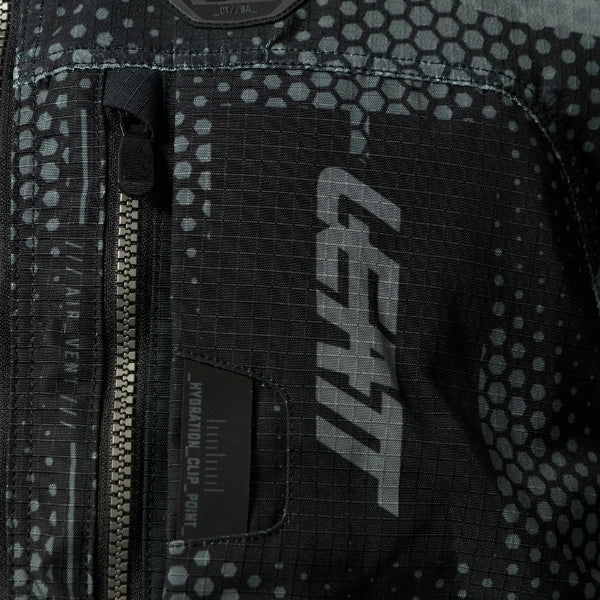 Leatt Moto 5.5 Enduro Jacket in Camo Black, close-up of the chest zipper and hydration clip point