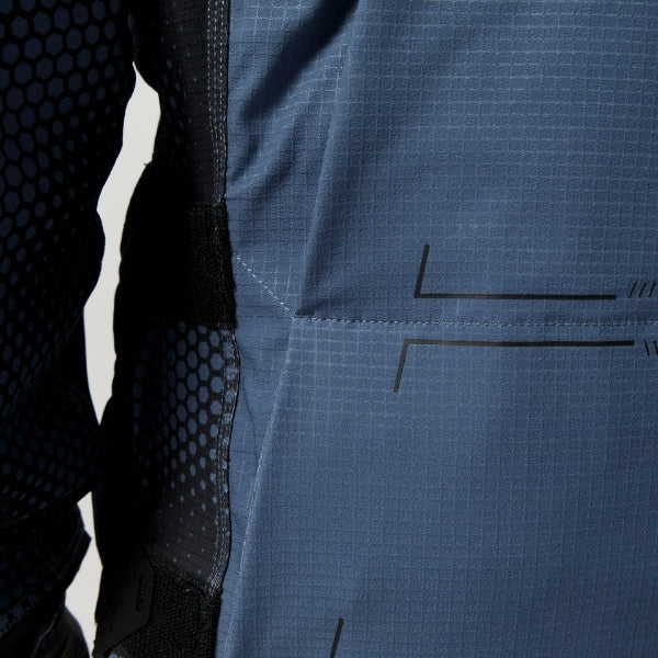 Leatt Moto 5.5 Enduro Jacket in Camo Grey, close-up of the neck-brace-ready collar zipper