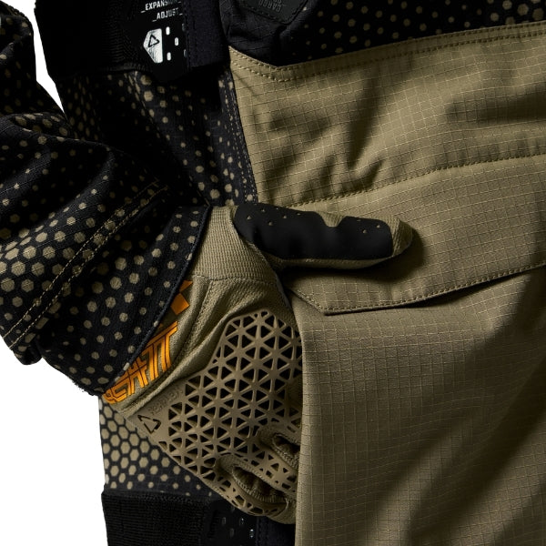 Leatt Moto 5.5 Enduro Jacket in Camo Khaki Brown, close-up of the chest zipper and hydration clip point