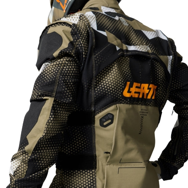 Leatt Moto 5.5 Enduro Jacket in Camo Khaki Brown, close-up of the neck-brace-ready collar zipper