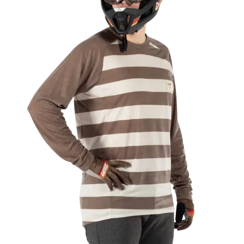 Studio product image of Leatt, Gravity 2.0 Jersey (MTB) Mountain Bike in Black, Colors: Black, Granite, Loam, Teal, Sizes: 2-2, SKU: 5025010960