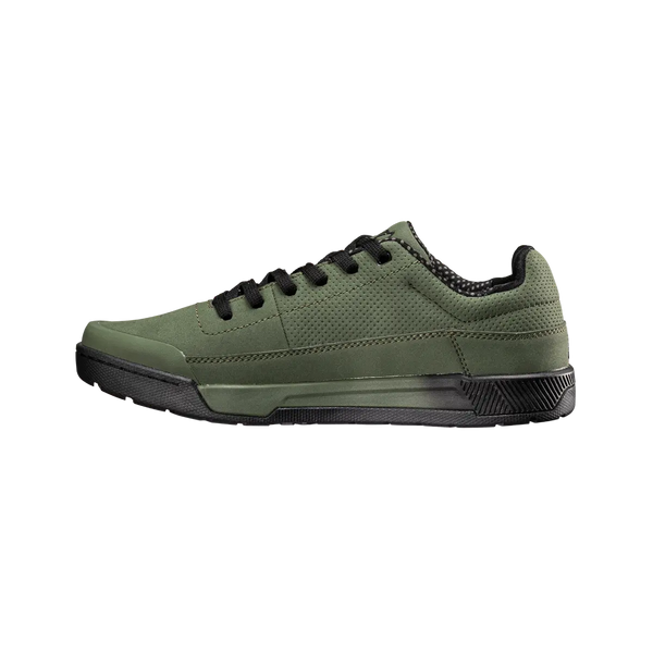 Studio product image of Leatt, Flat 2.0 Shoe in Stealth, Colors: Loam, Stealth, Sizes: 8-105, SKU: 3024320248