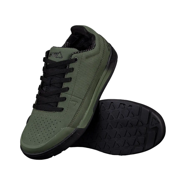 Detailed product image of Leatt, Flat 2.0 Shoe in Stealth, Colors: Loam, Stealth, Sizes: 8-105, SKU: 3024320248