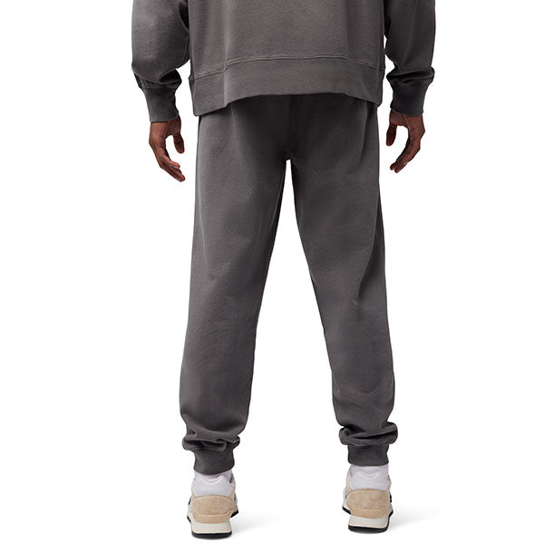 Lifestyle image of model wearing Fox Racing Wordmark Joggers in Pewter, SKU 33146-052, styled with matching top