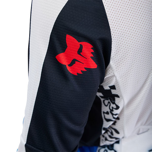 Detail of TruDri® moisture-wicking fabric on Fox Racing 360 Fade Jersey in White and Blue (SKU: 33533-059)