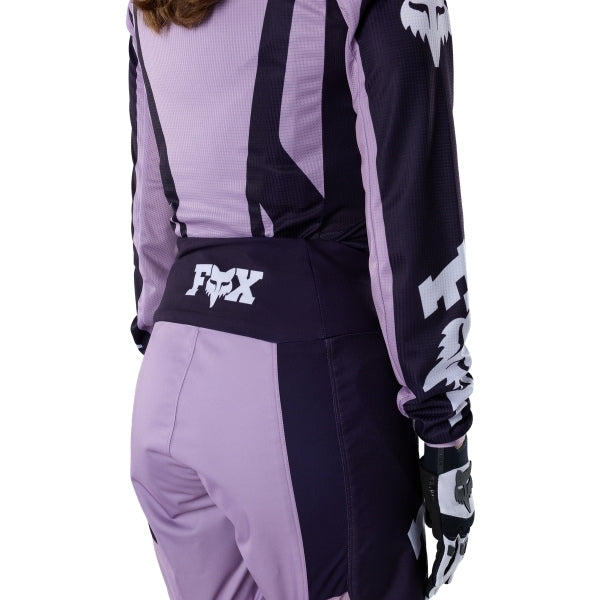 Fox Racing 180 Raid Pants (Womens) in Lavender Drift, close-up of the ratcheting waist closure, with the ratcheting waist adjuster, stretch yoke, shaped hip panel, and reinforced knee or thigh material. Available options—Color: Lavender Drift, Melon; Size: 2, 4, 6, 8, 10, 12, 14, 16. SKU 40700-F07-8. UPC 198571126868.